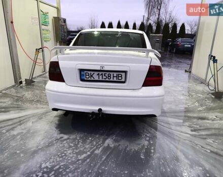 Белый Опель Вектра, объемом двигателя 1.8 л и пробегом 327 тыс. км за 1700 $, фото 4 на Automoto.ua