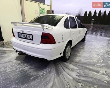 Белый Опель Вектра, объемом двигателя 1.8 л и пробегом 327 тыс. км за 1700 $, фото 2 на Automoto.ua