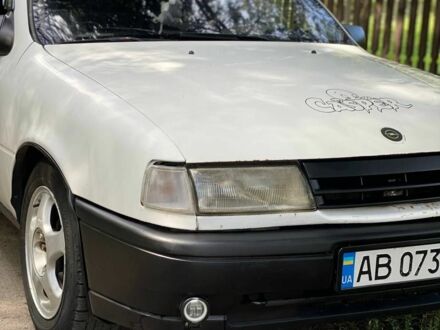 Белый Опель Вектра, объемом двигателя 1.6 л и пробегом 300 тыс. км за 1250 $, фото 1 на Automoto.ua