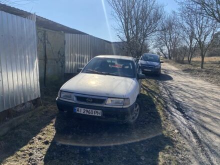 Белый Опель Вектра, объемом двигателя 1.6 л и пробегом 300 тыс. км за 650 $, фото 1 на Automoto.ua