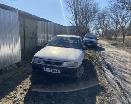 Белый Опель Вектра, объемом двигателя 1.6 л и пробегом 300 тыс. км за 650 $, фото 1 на Automoto.ua