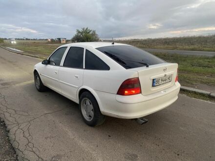 Білий Опель Вектра, об'ємом двигуна 2 л та пробігом 300 тис. км за 2252 $, фото 1 на Automoto.ua