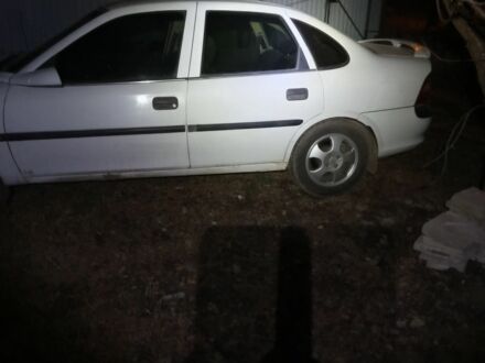 Білий Опель Вектра, об'ємом двигуна 1.8 л та пробігом 320 тис. км за 2000 $, фото 1 на Automoto.ua