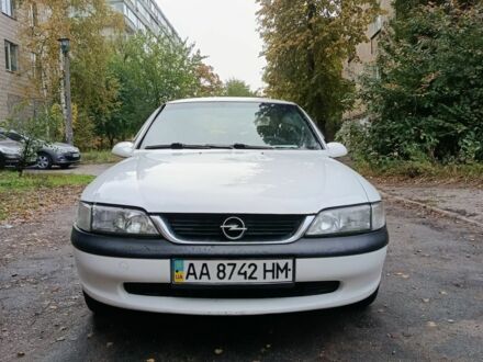 Белый Опель Вектра, объемом двигателя 1.6 л и пробегом 130 тыс. км за 2300 $, фото 1 на Automoto.ua