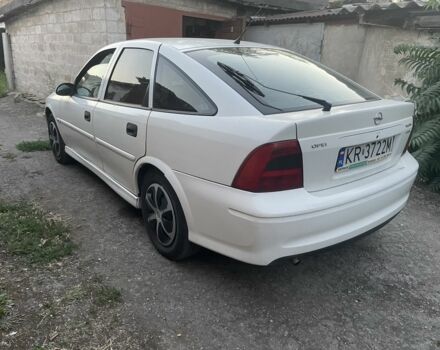 Белый Опель Вектра, объемом двигателя 1.8 л и пробегом 300 тыс. км за 1605 $, фото 1 на Automoto.ua