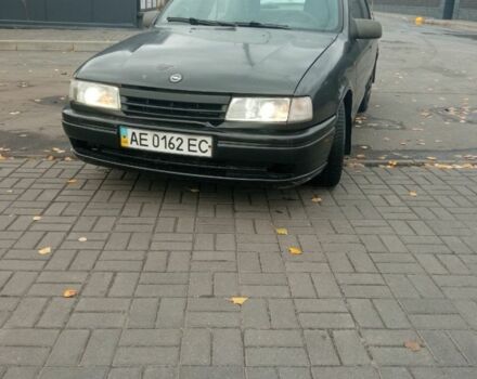 Черный Опель Вектра, объемом двигателя 1.6 л и пробегом 200 тыс. км за 750 $, фото 1 на Automoto.ua