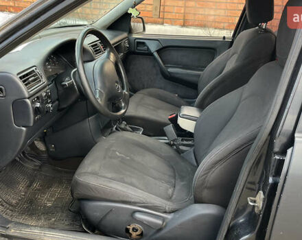 Черный Опель Вектра, объемом двигателя 1.8 л и пробегом 374 тыс. км за 1300 $, фото 5 на Automoto.ua