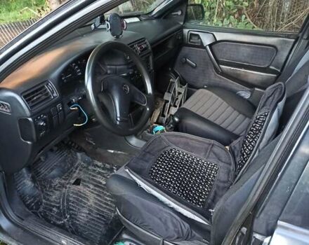 Черный Опель Вектра, объемом двигателя 1.6 л и пробегом 300 тыс. км за 776 $, фото 5 на Automoto.ua