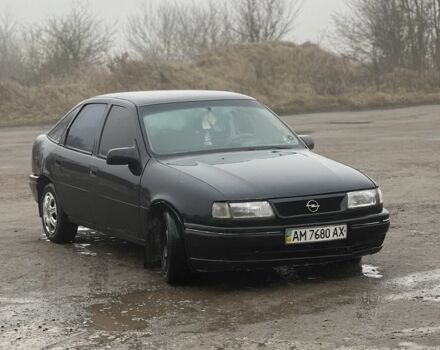 Черный Опель Вектра, объемом двигателя 1.6 л и пробегом 300 тыс. км за 999 $, фото 1 на Automoto.ua