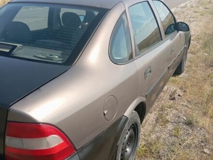 Черный Опель Вектра, объемом двигателя 2 л и пробегом 300 тыс. км за 800 $, фото 1 на Automoto.ua