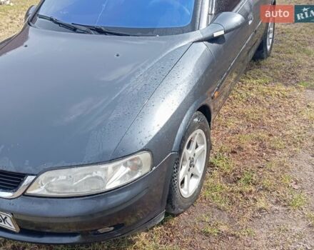 Черный Опель Вектра, объемом двигателя 1.6 л и пробегом 378 тыс. км за 1600 $, фото 1 на Automoto.ua