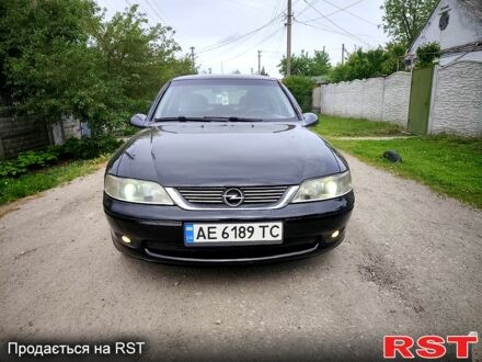 Черный Опель Вектра, объемом двигателя 1.8 л и пробегом 400 тыс. км за 2200 $, фото 1 на Automoto.ua