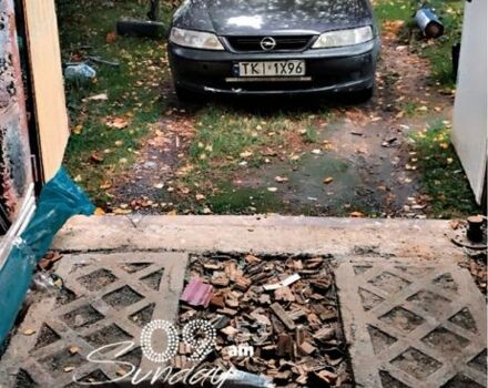 Фиолетовый Опель Вектра, объемом двигателя 1.6 л и пробегом 300 тыс. км за 600 $, фото 4 на Automoto.ua