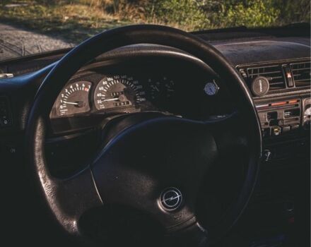 Красный Опель Вектра, объемом двигателя 2 л и пробегом 294 тыс. км за 1600 $, фото 3 на Automoto.ua