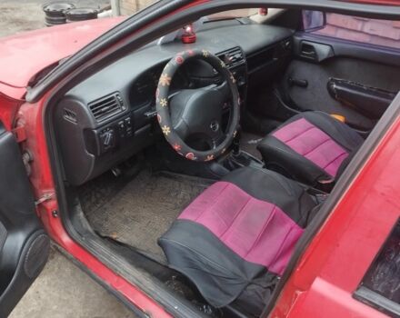 Красный Опель Вектра, объемом двигателя 1 л и пробегом 300 тыс. км за 1300 $, фото 3 на Automoto.ua