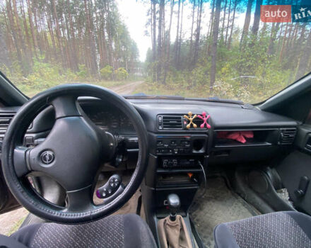 Червоний Опель Вектра, об'ємом двигуна 2 л та пробігом 300 тис. км за 999 $, фото 4 на Automoto.ua