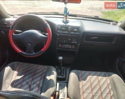 Красный Опель Вектра, объемом двигателя 1.6 л и пробегом 230 тыс. км за 2100 $, фото 4 на Automoto.ua