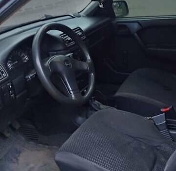 Червоний Опель Вектра, об'ємом двигуна 1.6 л та пробігом 300 тис. км за 1700 $, фото 3 на Automoto.ua