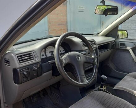 Червоний Опель Вектра, об'ємом двигуна 2 л та пробігом 2 тис. км за 1361 $, фото 4 на Automoto.ua