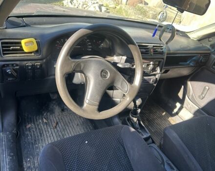 Красный Опель Вектра, объемом двигателя 1.7 л и пробегом 300 тыс. км за 600 $, фото 1 на Automoto.ua