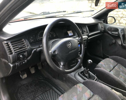 Красный Опель Вектра, объемом двигателя 1.6 л и пробегом 350 тыс. км за 1800 $, фото 6 на Automoto.ua