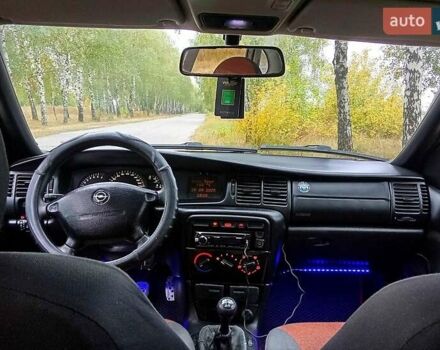 Красный Опель Вектра, объемом двигателя 1.8 л и пробегом 347 тыс. км за 1699 $, фото 1 на Automoto.ua