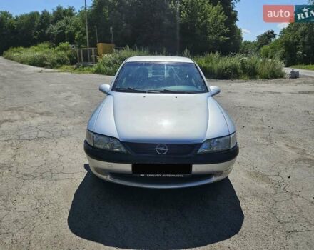 Красный Опель Вектра, объемом двигателя 1.8 л и пробегом 230 тыс. км за 1150 $, фото 4 на Automoto.ua
