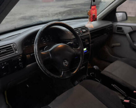 Червоний Опель Вектра, об'ємом двигуна 1.6 л та пробігом 250 тис. км за 1350 $, фото 7 на Automoto.ua