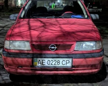 Красный Опель Вектра, объемом двигателя 1.6 л и пробегом 350 тыс. км за 1000 $, фото 1 на Automoto.ua
