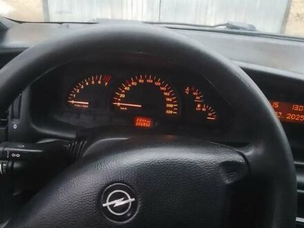 Красный Опель Вектра, объемом двигателя 1.6 л и пробегом 30 тыс. км за 2200 $, фото 1 на Automoto.ua