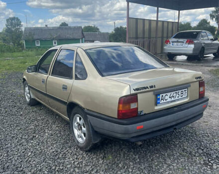 Желтый Опель Вектра, объемом двигателя 1.6 л и пробегом 300 тыс. км за 1000 $, фото 2 на Automoto.ua