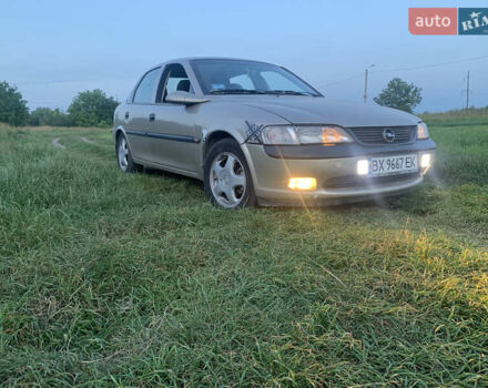 Желтый Опель Вектра, объемом двигателя 1.8 л и пробегом 310 тыс. км за 1700 $, фото 9 на Automoto.ua