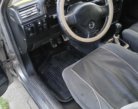 Сірий Опель Вектра, об'ємом двигуна 1.6 л та пробігом 300 тис. км за 1250 $, фото 6 на Automoto.ua