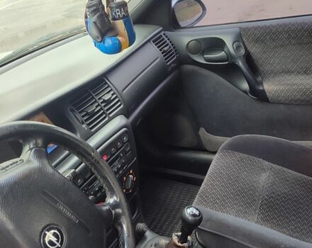 Серый Опель Вектра, объемом двигателя 1.8 л и пробегом 240 тыс. км за 2500 $, фото 5 на Automoto.ua