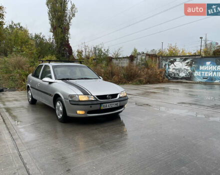 Сірий Опель Вектра, об'ємом двигуна 1.8 л та пробігом 200 тис. км за 1999 $, фото 1 на Automoto.ua
