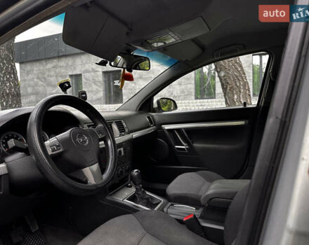 Серый Опель Вектра, объемом двигателя 2.2 л и пробегом 318 тыс. км за 3850 $, фото 2 на Automoto.ua