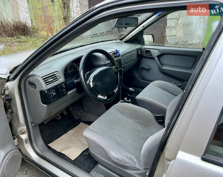 Серый Опель Вектра, объемом двигателя 1.7 л и пробегом 200 тыс. км за 1299 $, фото 5 на Automoto.ua