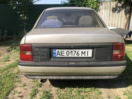Опель Вектра 1990 у Синельниковом на Automoto.ua Сірий Опель Вектра, об'ємом двигуна 2 л та пробігом 240 тис. км за 1300 $, фото 1 на Automoto.ua