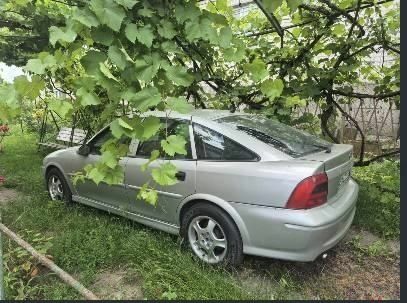 Сірий Опель Вектра, об'ємом двигуна 2 л та пробігом 330 тис. км за 3500 $, фото 1 на Automoto.ua