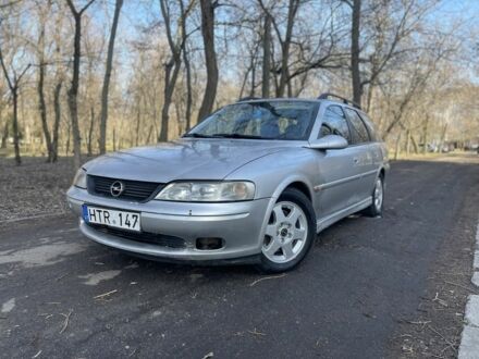 Серый Опель Вектра, объемом двигателя 2.2 л и пробегом 300 тыс. км за 1299 $, фото 1 на Automoto.ua