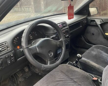 Синий Опель Вектра, объемом двигателя 1.6 л и пробегом 320 тыс. км за 1350 $, фото 6 на Automoto.ua