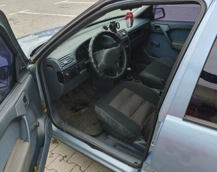 Синий Опель Вектра, объемом двигателя 1.8 л и пробегом 383 тыс. км за 1600 $, фото 5 на Automoto.ua