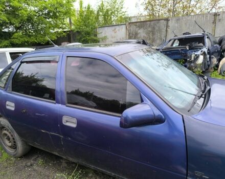 Синий Опель Вектра, объемом двигателя 1.8 л и пробегом 350 тыс. км за 600 $, фото 3 на Automoto.ua