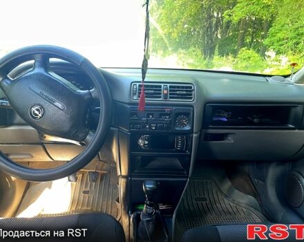 Синий Опель Вектра, объемом двигателя 1.8 л и пробегом 380 тыс. км за 1900 $, фото 4 на Automoto.ua