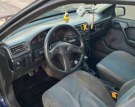 Синий Опель Вектра, объемом двигателя 1.6 л и пробегом 328 тыс. км за 1600 $, фото 6 на Automoto.ua