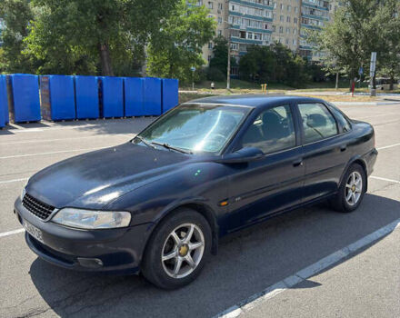 Синий Опель Вектра, объемом двигателя 1.8 л и пробегом 300 тыс. км за 2400 $, фото 4 на Automoto.ua