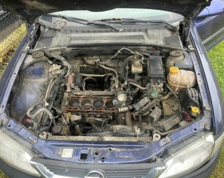 Синий Опель Вектра, объемом двигателя 1.8 л и пробегом 300 тыс. км за 1000 $, фото 4 на Automoto.ua