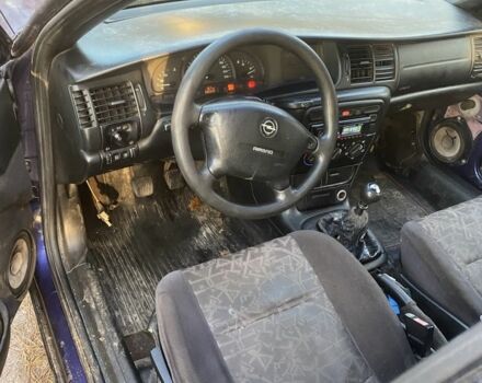 Синий Опель Вектра, объемом двигателя 1.8 л и пробегом 300 тыс. км за 1100 $, фото 6 на Automoto.ua