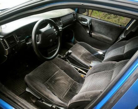 Синий Опель Вектра, объемом двигателя 1.8 л и пробегом 230 тыс. км за 1350 $, фото 5 на Automoto.ua