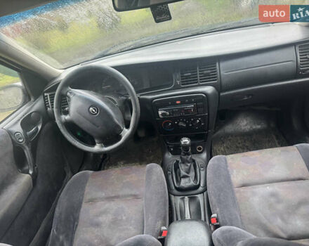 Синий Опель Вектра, объемом двигателя 1.8 л и пробегом 223 тыс. км за 750 $, фото 6 на Automoto.ua